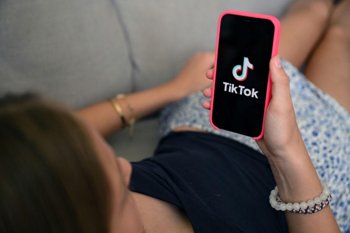TikTok plie à son tour et plafonne à deux heures le temps d'écran des adolescents