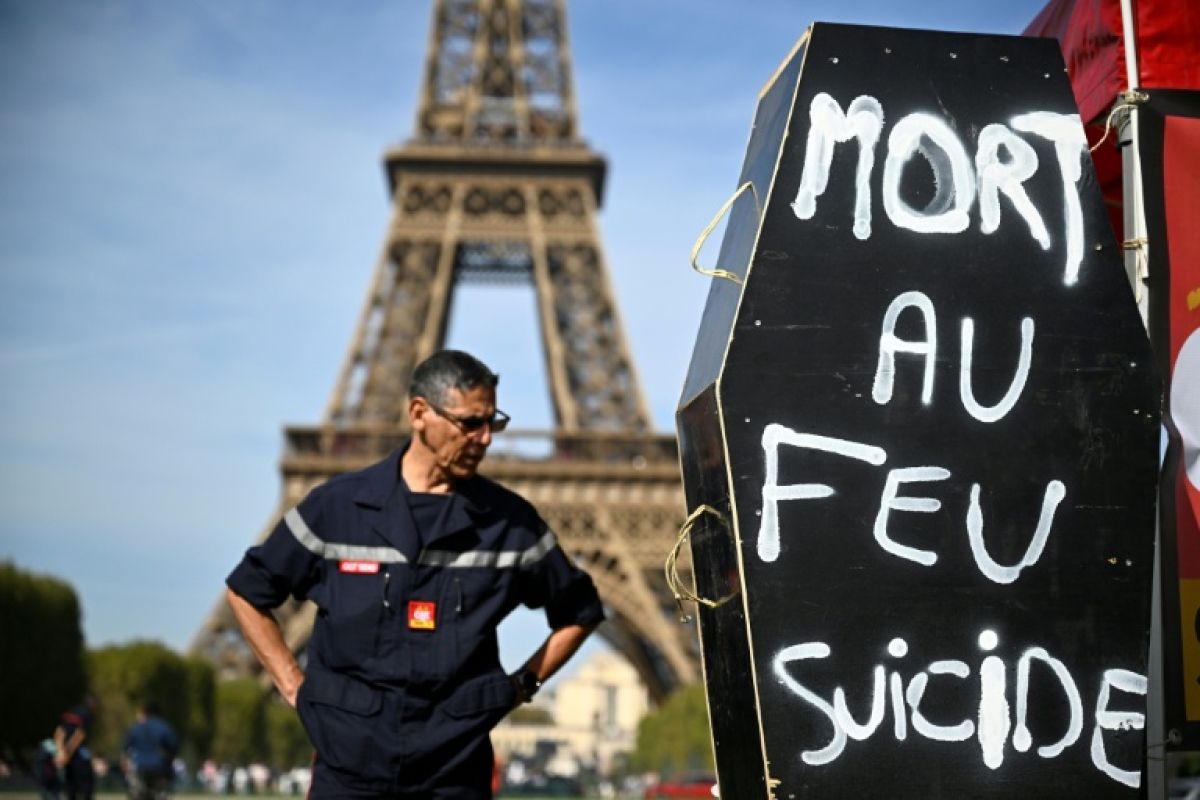 Sous la tour Eiffel, les pompiers professionnels plantent le décor de leur colère