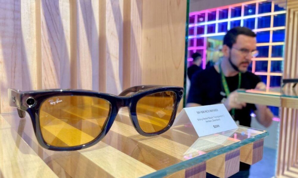 Ces lunettes qui filment les femmes sans qu'elles le sachent
