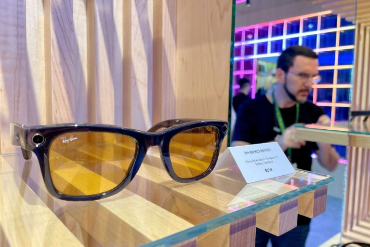 Ces lunettes qui filment les femmes sans qu'elles le sachent