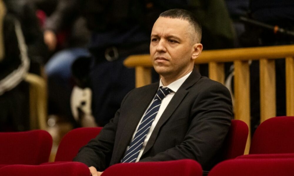 Soutenu par Elon Musk, un ancien cadre néonazi grec quitte sa prison et vise un retour en politique