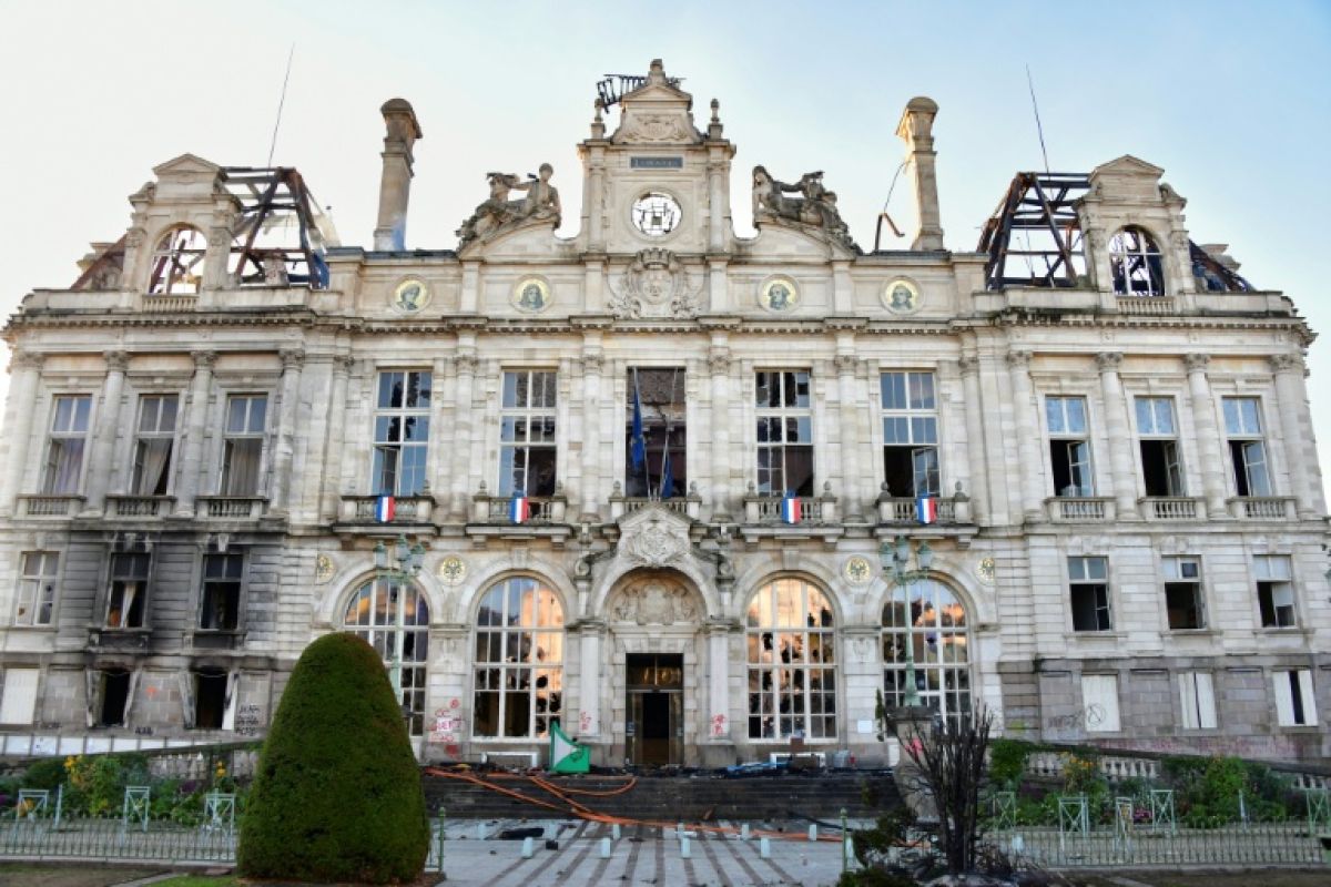 À Limoges, la mairie n'est plus qu'une carcasse fumante