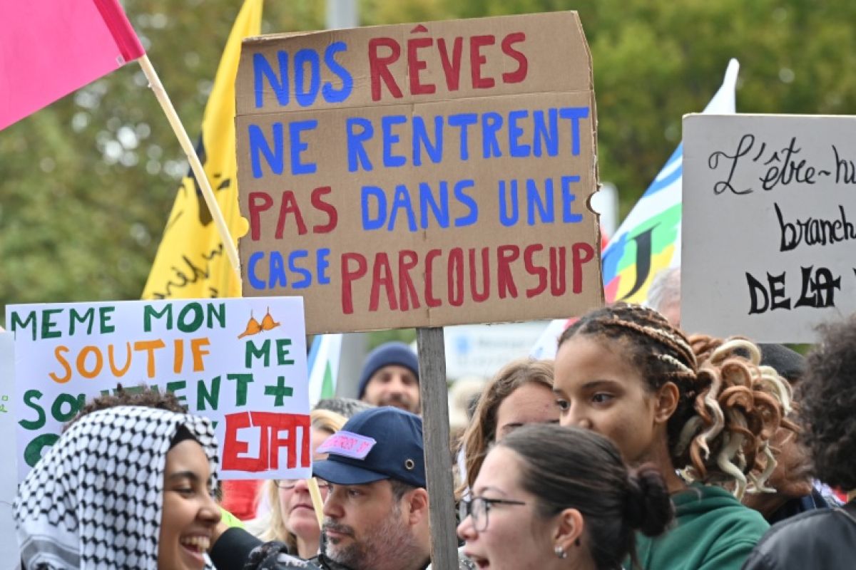 Un mois de mobilisation et l'exécutif promet du concret à la jeunesse