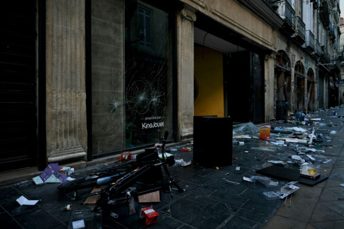 Des collectes en ligne se multiplient pour les commerces saccagés
