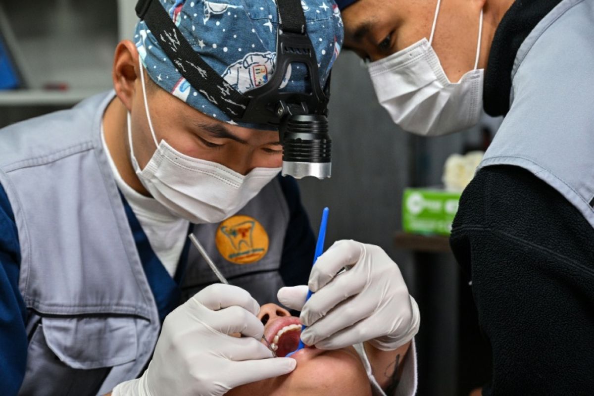 En Mongolie, ces dentistes parcourent des milliers de kilomètres pour sauver des sourires d'enfants