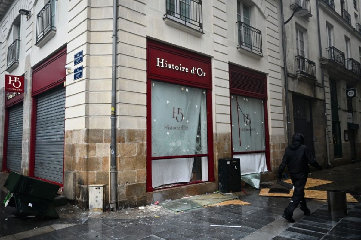 Plus de 2 500 commerces abîmés par les cortèges, les commerçants réclament une trêve avant les fêtes