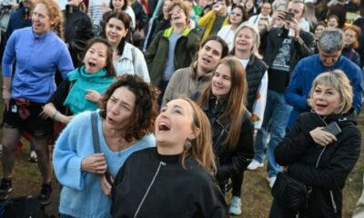 Dans les parcs de Moscou, ils chantent à tue-tête pour tenir le coup