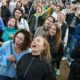 Dans les parcs de Moscou, ils chantent à tue-tête pour tenir le coup