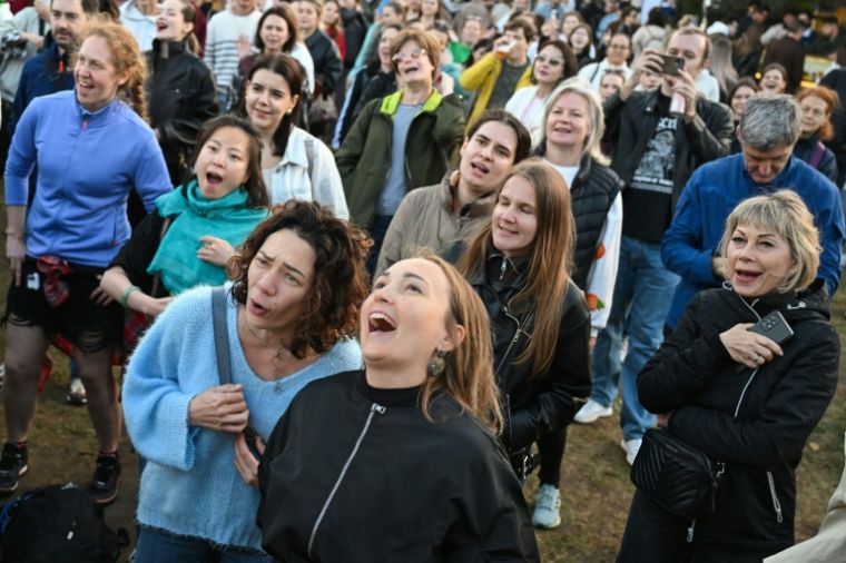 Dans les parcs de Moscou, ils chantent à tue-tête pour tenir le coup
