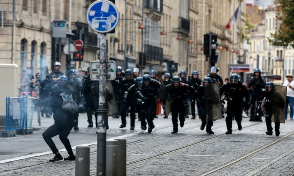 Près de 2.000 interpellations après une journée de blocages qui a dérapé dans les lycées