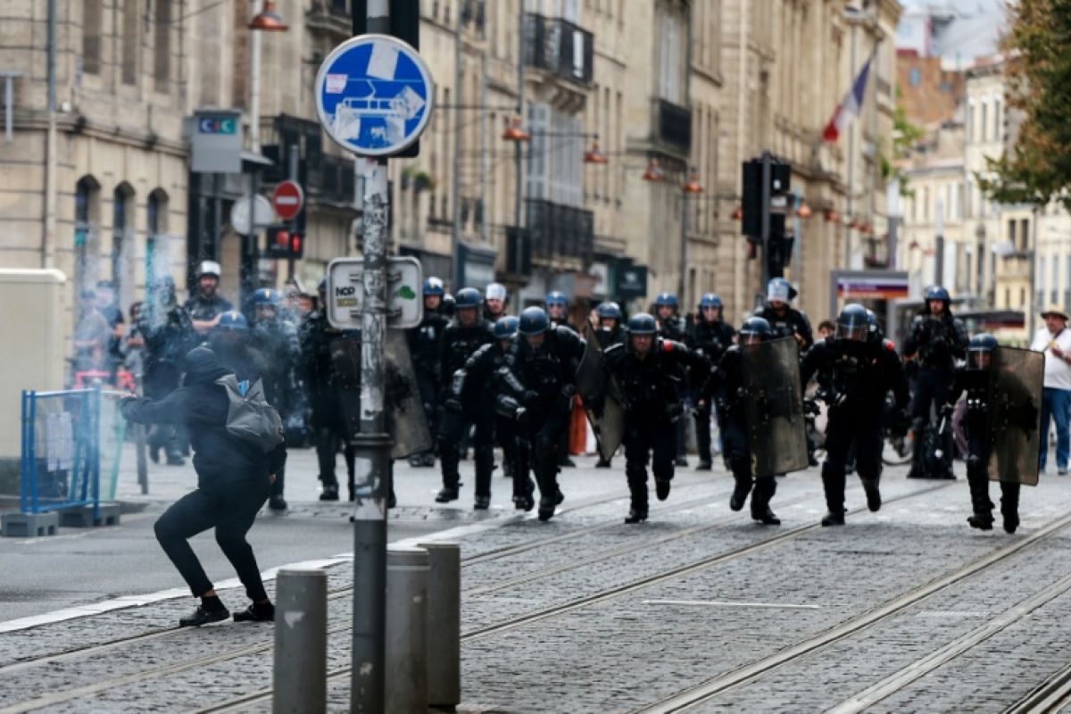 Près de 2.000 interpellations après une journée de blocages qui a dérapé dans les lycées