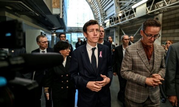 Un lycée saccagé, un autre favorisé, la tournée du ministre laisse les élèves sur leur faim