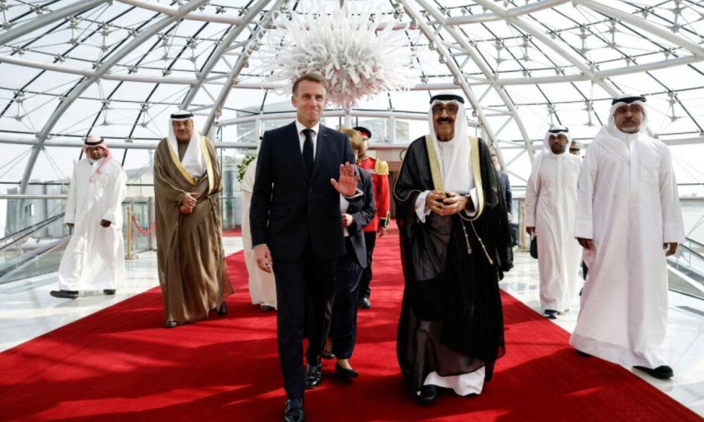 Macron part chercher du pétrole dans le Golfe après des violences
