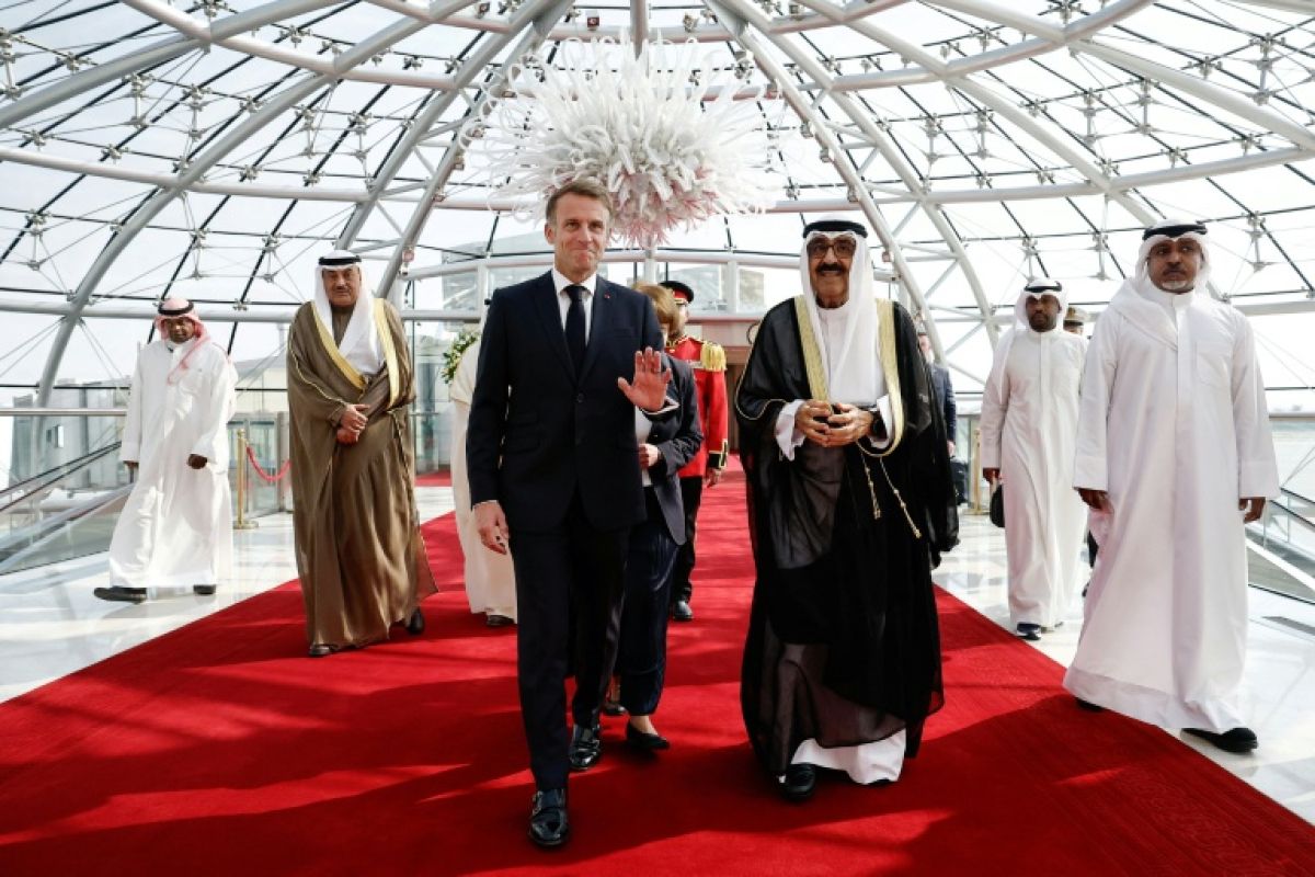 Macron part chercher du pétrole dans le Golfe après des violences