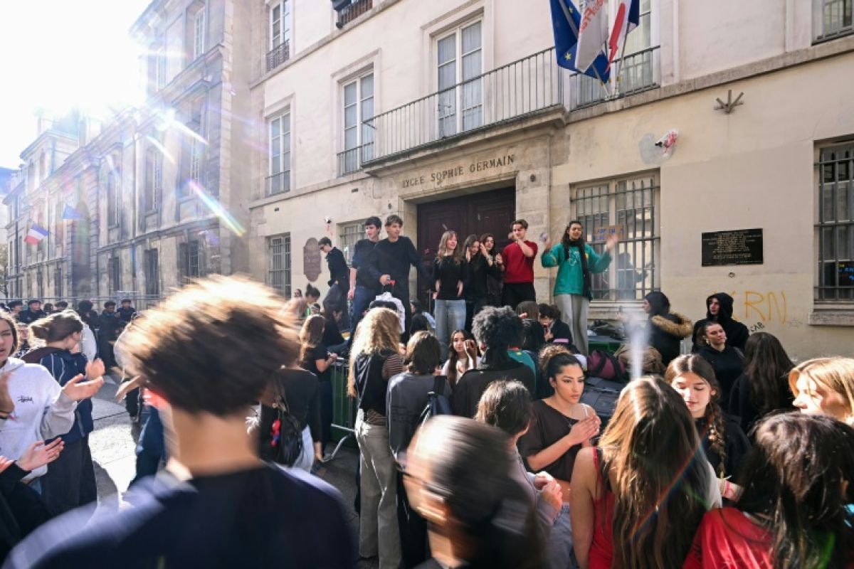 Élèves, gilets jaunes et syndicats unissent leurs colères dans la rue