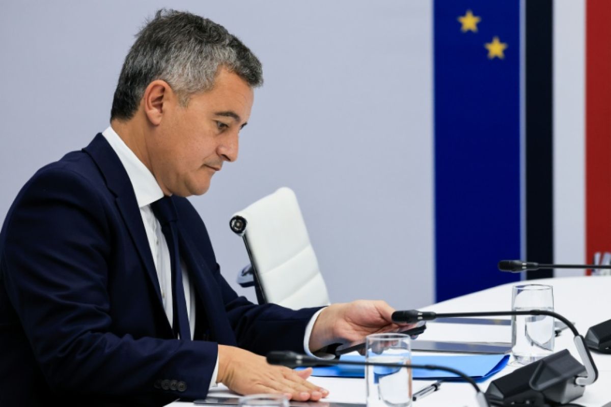 Darmanin serre la vis et occupe le terrain