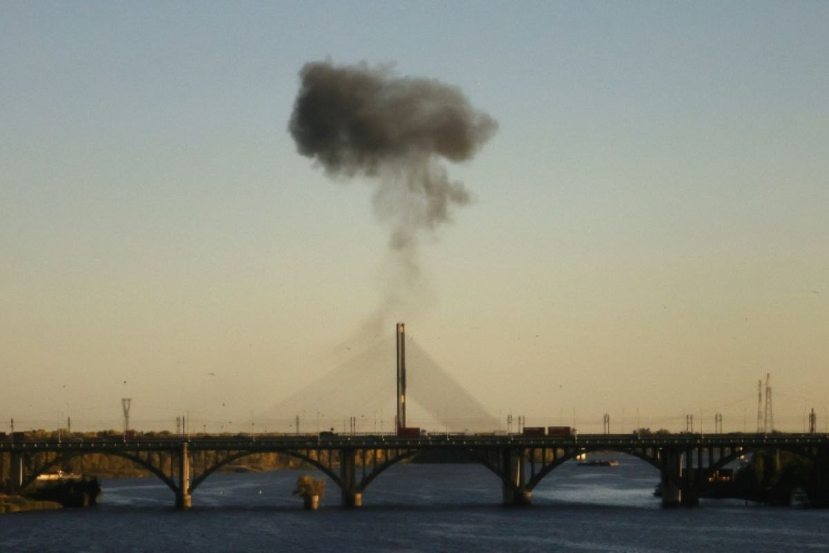 À Kiev, la vie s'organise entre drones, ponts visés et générateurs