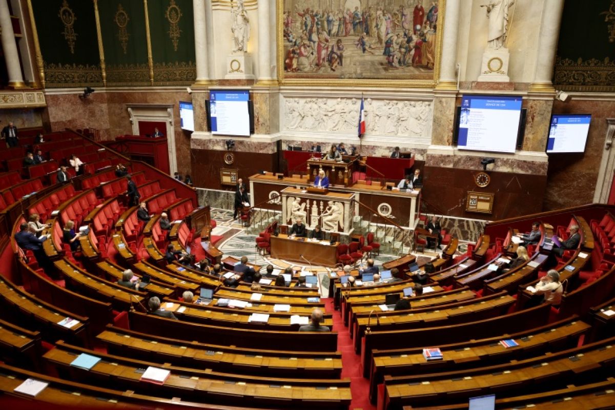 Un budget débattu dans un hémicycle clairsemé et des esprits déjà ailleurs