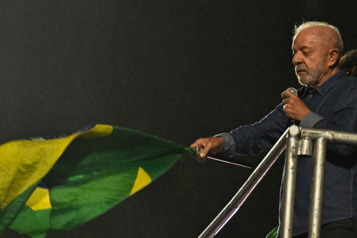 Lula garde le Brésil à gauche, Flavio Bolsonaro refuse sa défaite