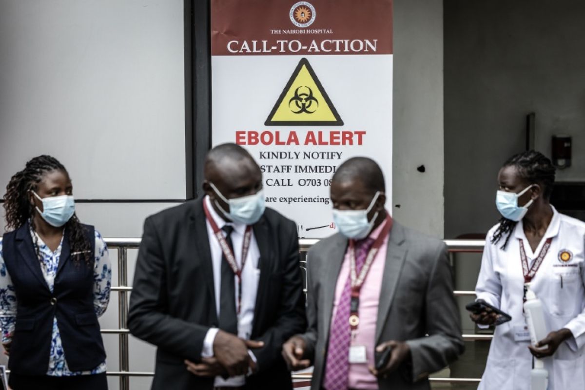 Ebola gagne du terrain et complique une riposte déjà fragile