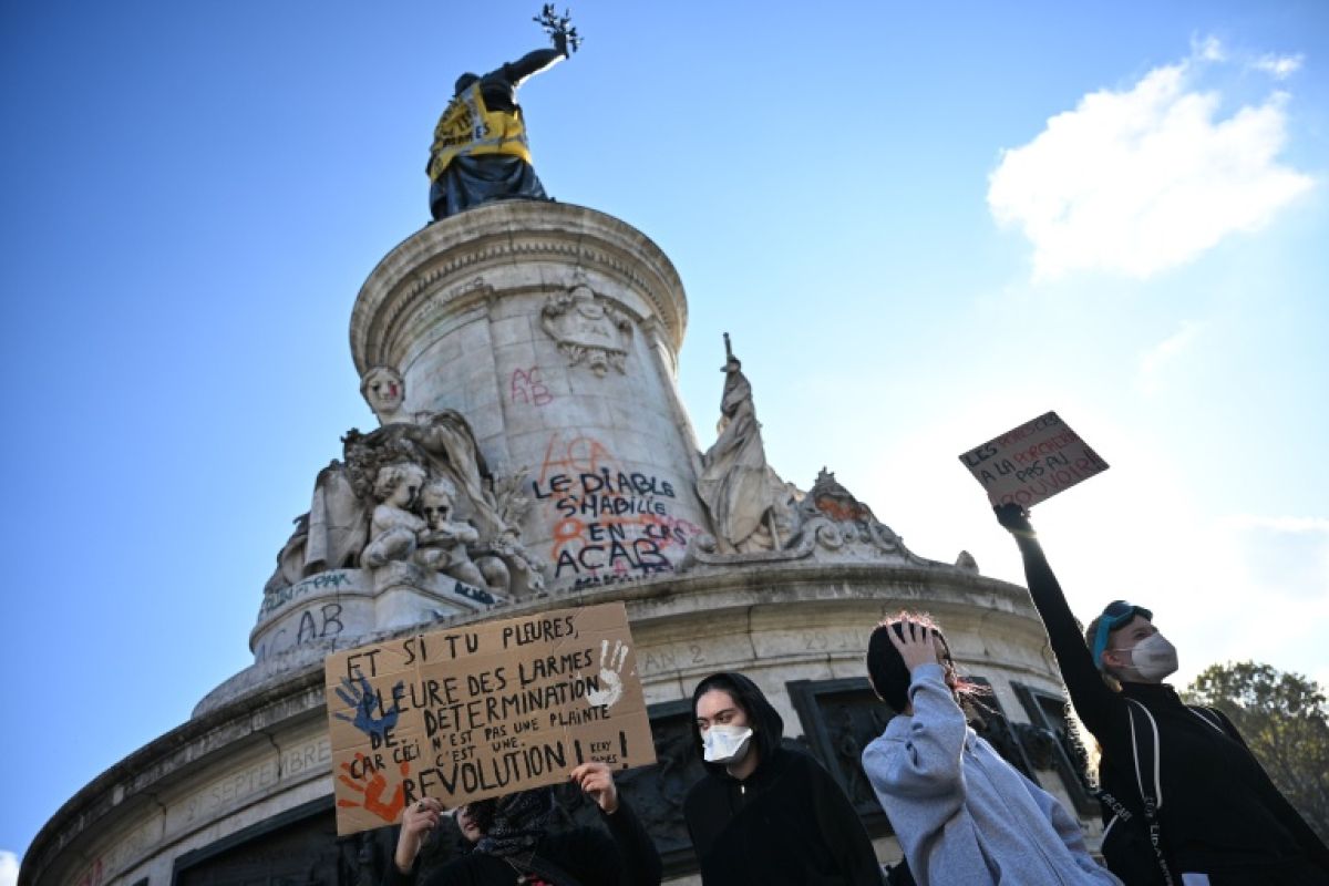 Le lendemain des pillages, la France compte ses dégâts et s'interroge sur les responsabilités