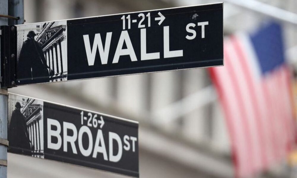Wall Street ouvre en repli, les paris sur l'IA sous surveillance