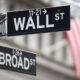 Wall Street ouvre en repli, les paris sur l'IA sous surveillance