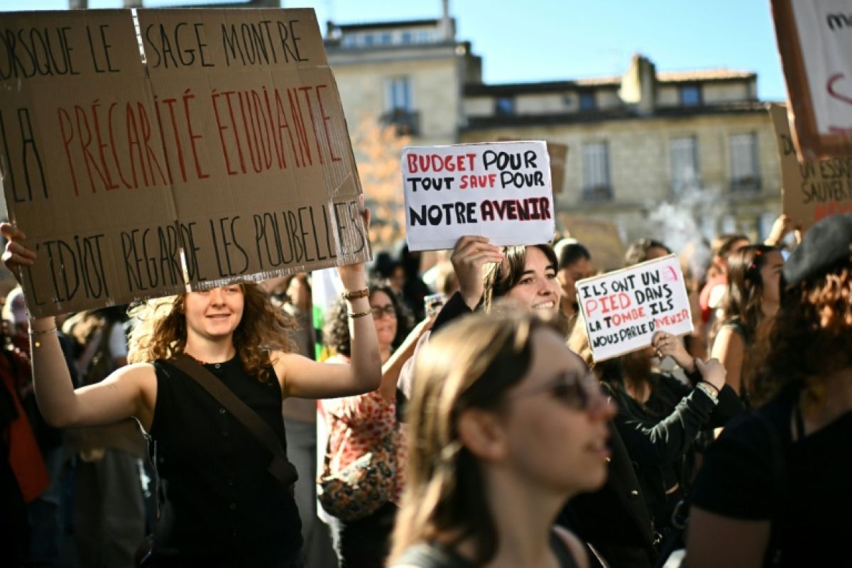 Attal et Mélenchon se disputent les jeunes électeurs