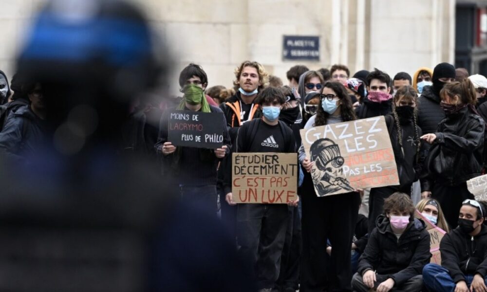 La police tue, ce slogan qui mine le lien entre les insoumis et les forces de l'ordre
