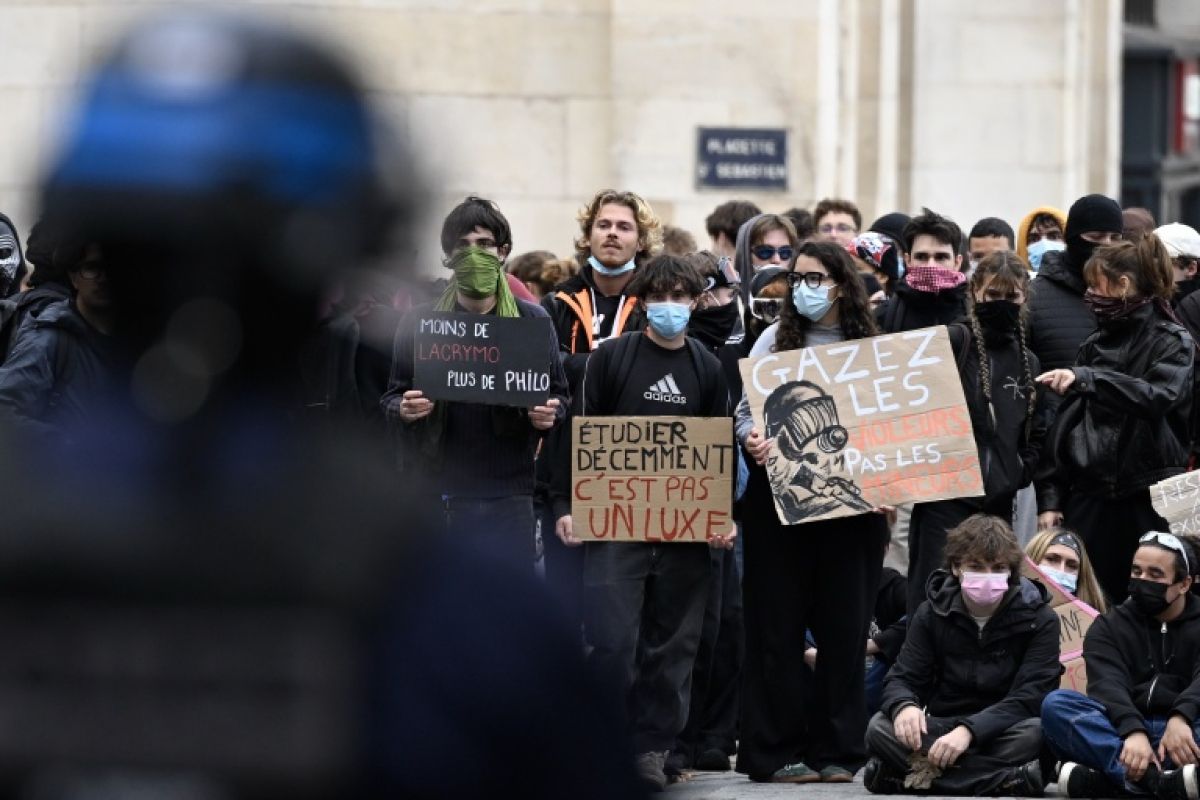 La police tue, ce slogan qui mine le lien entre les insoumis et les forces de l'ordre