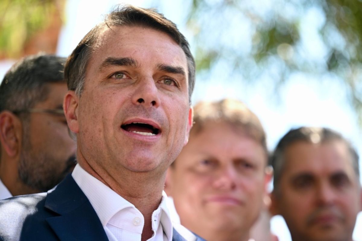 Flavio Bolsonaro promet de libérer son père, qui lui remettra l'écharpe présidentielle
