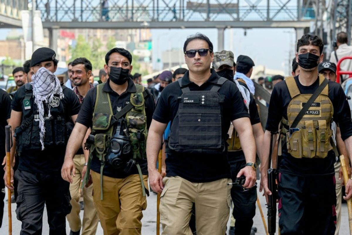 Le Pakistan verrouille le fief d'Imran Khan et arrête des centaines de partisans