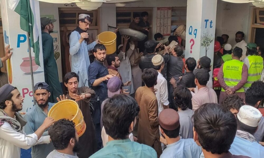 Un toit s'écroule sur une classe au Pakistan, vingt-huit morts