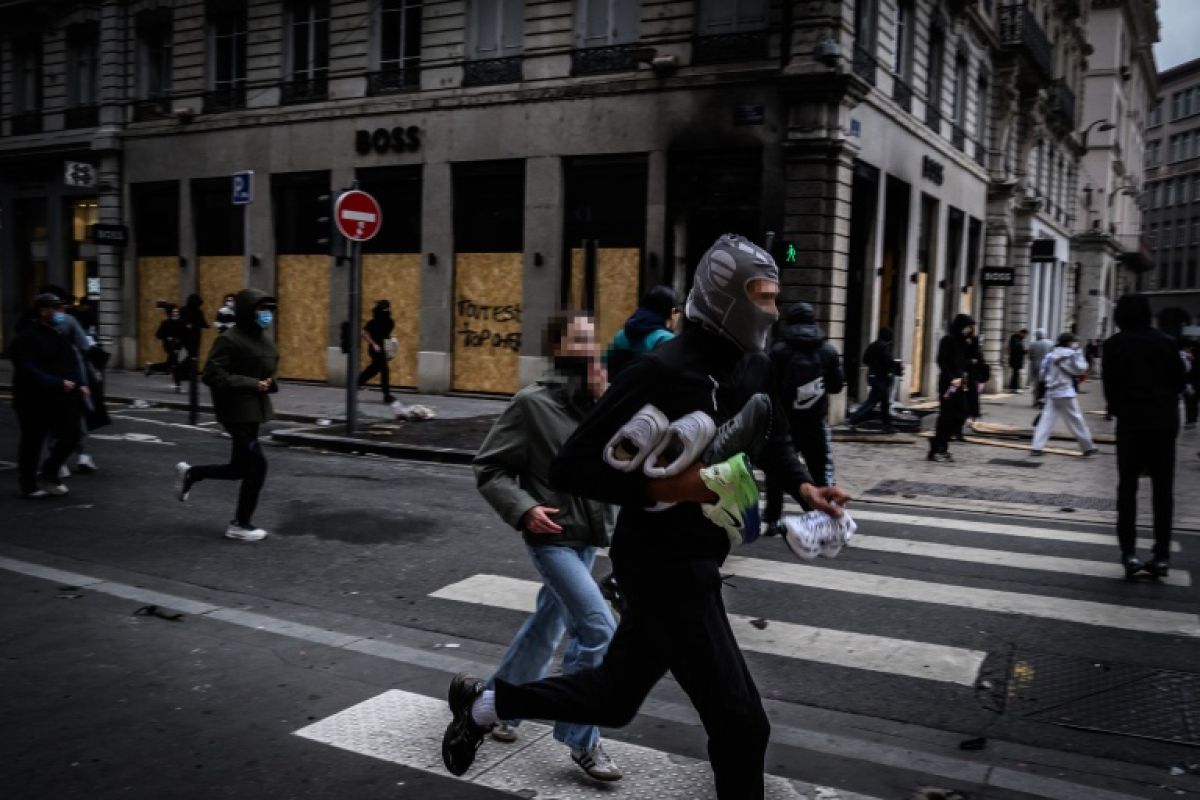 Des commerces vidés et saccagés dans toute la France pendant la mobilisation contre la vie chère