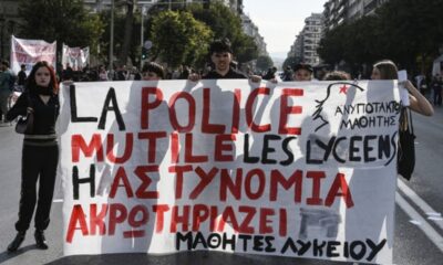 En Grèce, des milliers de manifestants réclament une école publique qui tient debout