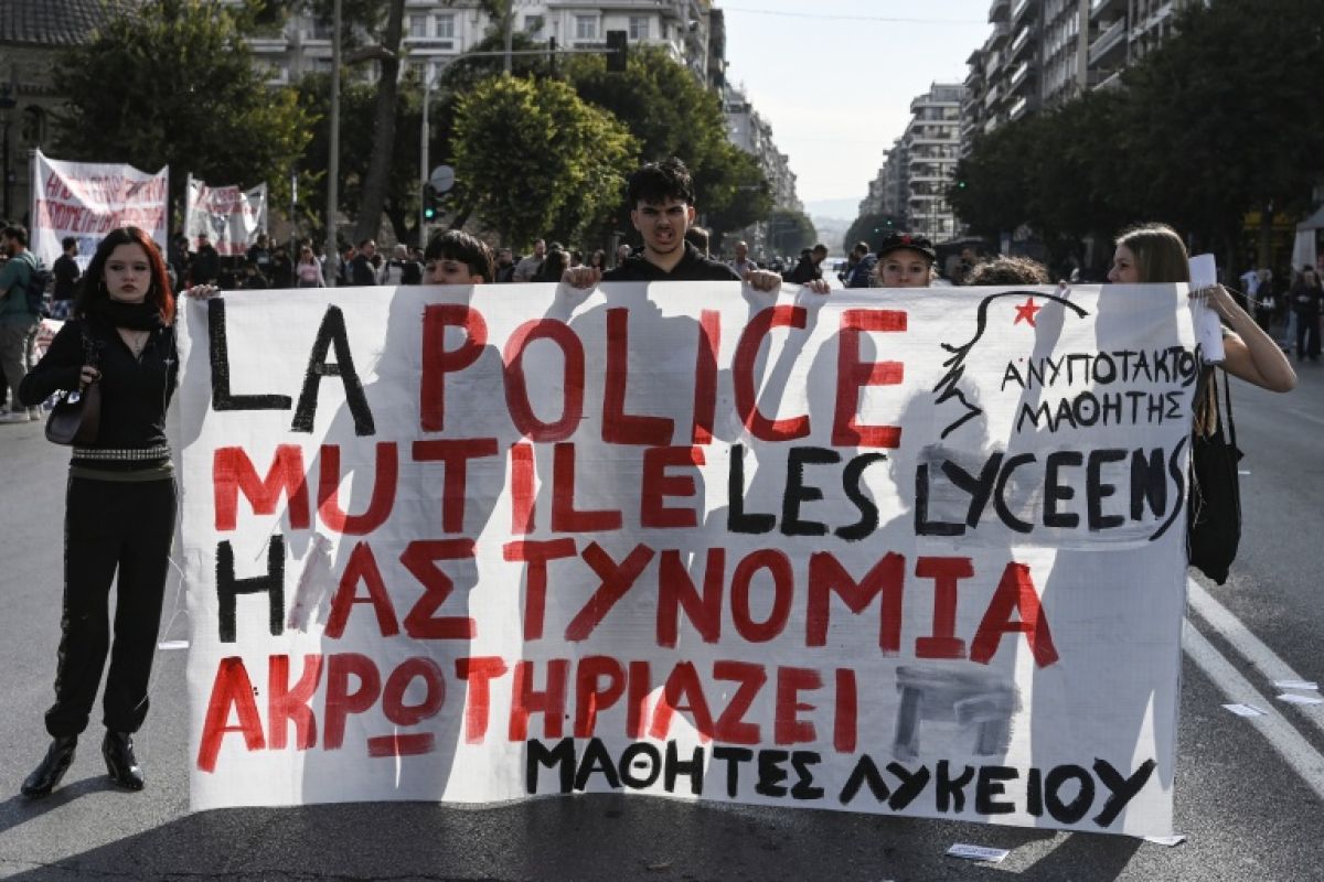 En Grèce, des milliers de manifestants réclament une école publique qui tient debout