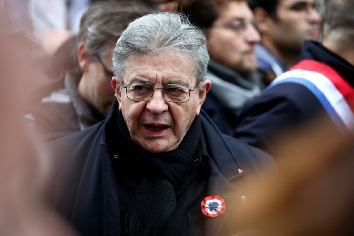Mélenchon prévient Macron que céder maintenant évite une sortie plus hasardeuse