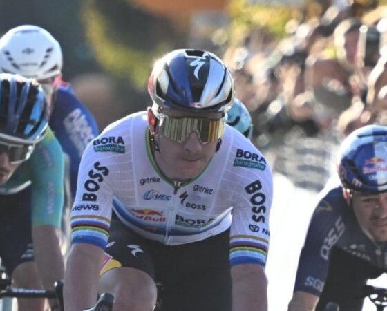 À 20 ans, Paul Seixas domine Evenepoel et s'offre son premier Monument