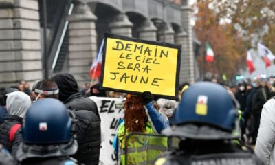 Gilets jaunes et lycéens main dans la main pour reprendre la rue