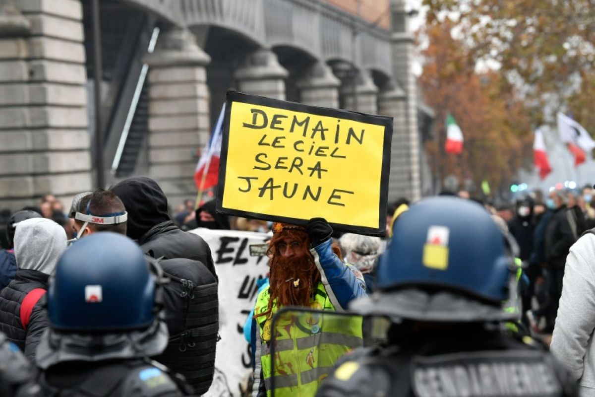 Gilets jaunes et lycéens main dans la main pour reprendre la rue