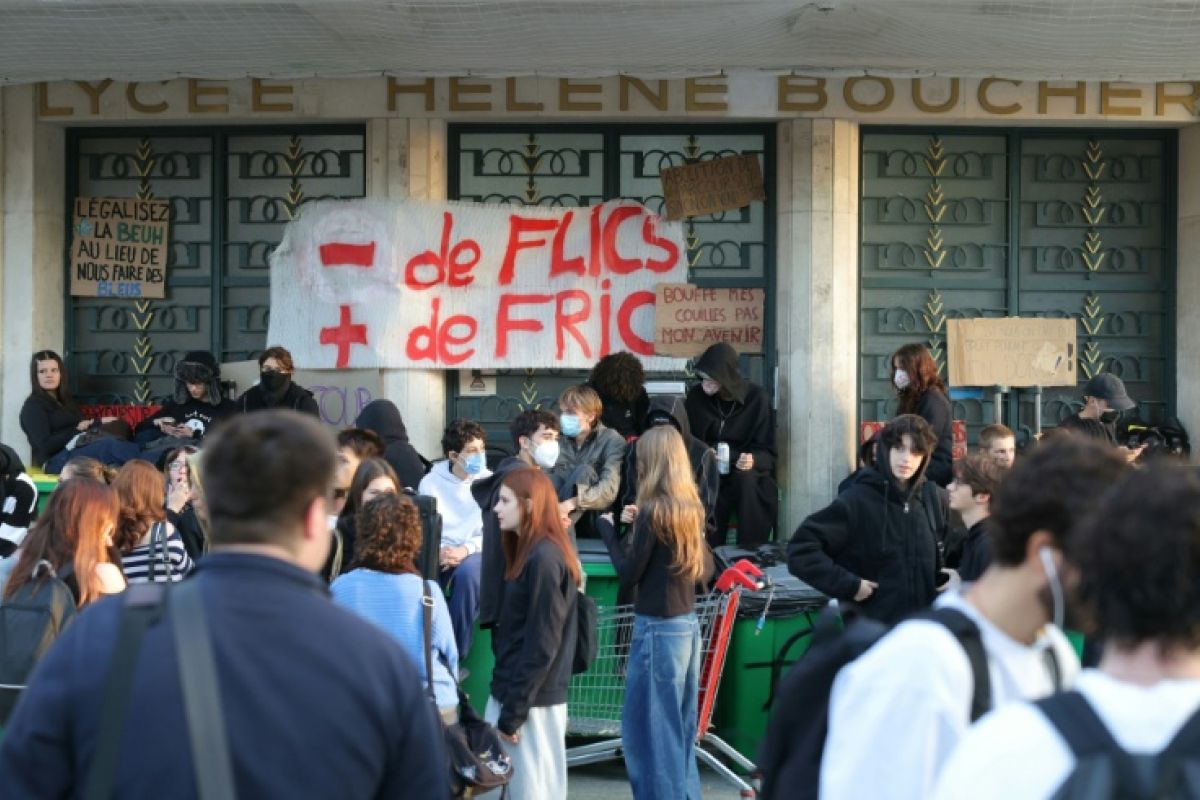 Quatre cents lycées fermés, le gouvernement tente de reprendre la main