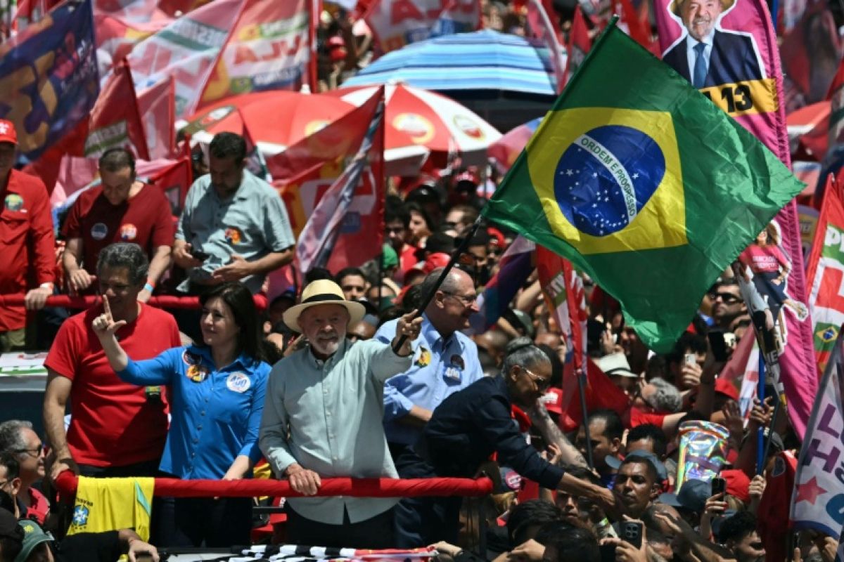 Au Brésil, Lula et le fils Bolsonaro s'offrent un dernier baroud avant le vote