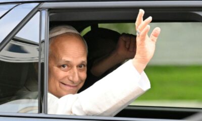 Quatre jours après son opération, le pape Léon XIV rentre au Vatican sous les applaudissements