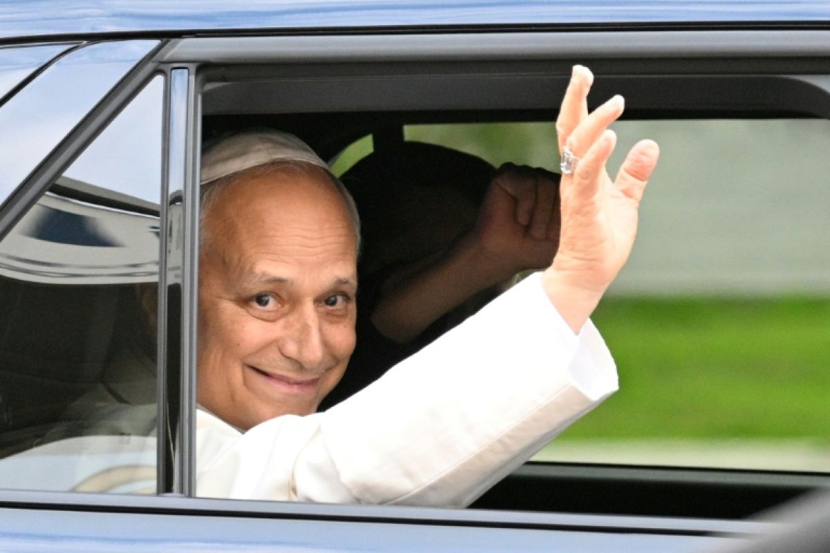 Quatre jours après son opération, le pape Léon XIV rentre au Vatican sous les applaudissements