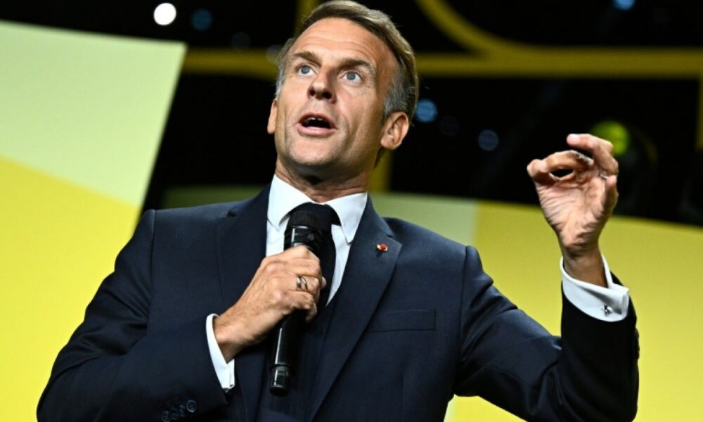Macron s'envole vers le Golfe pour faire baisser la facture à la pompe