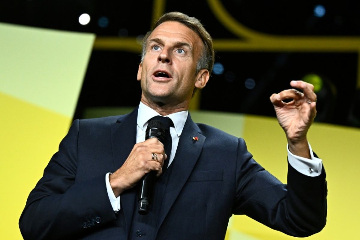 Macron s'envole vers le Golfe pour faire baisser la facture à la pompe