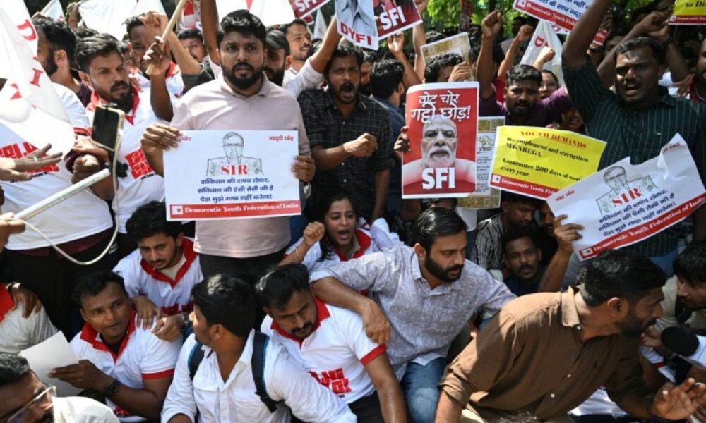 Des millions de noms effacés des listes, l'Inde descend dans la rue