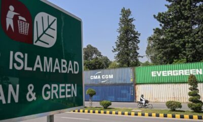Des conteneurs plein les rues et un bras de fer autour d'Imran Khan