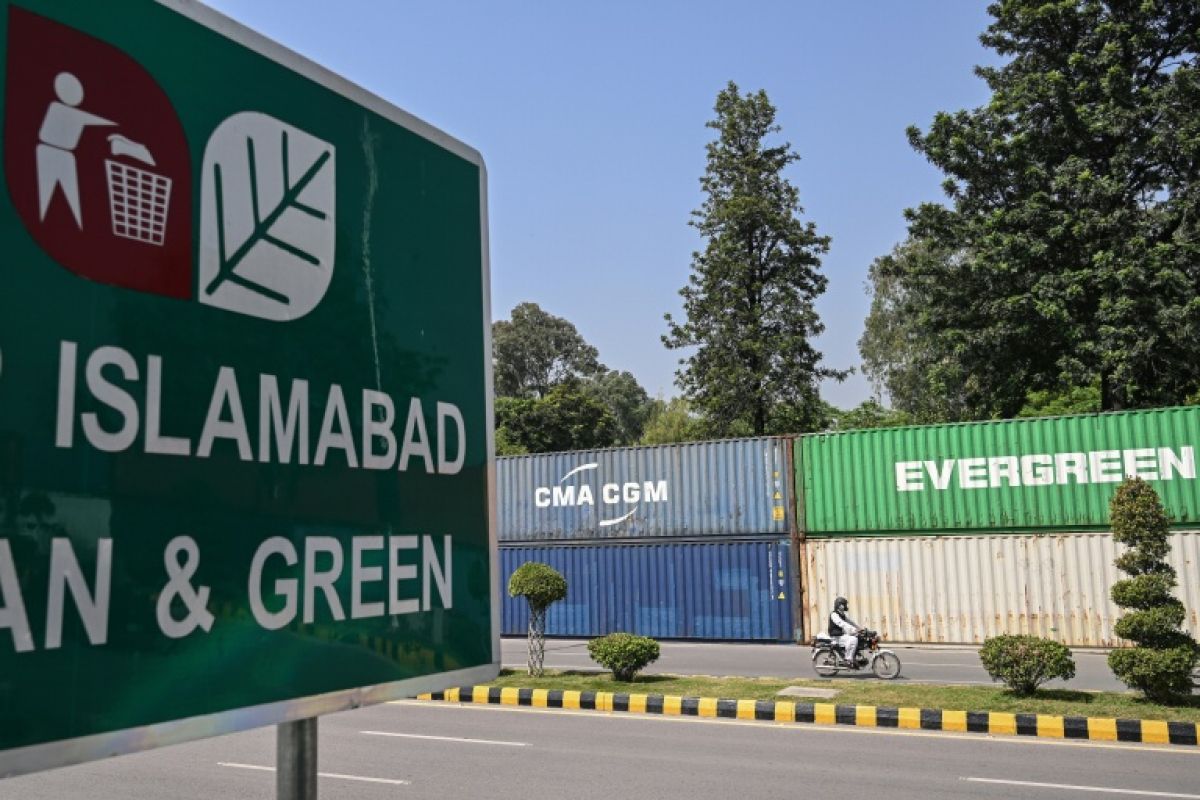 Des conteneurs plein les rues et un bras de fer autour d'Imran Khan
