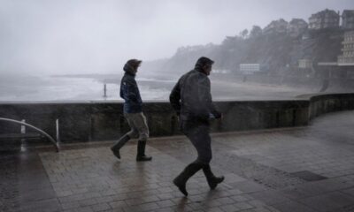 Austen secoue le nord-ouest et coupe l'électricité à des centaines de milliers de foyers